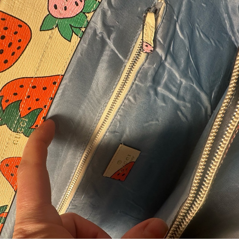 Gucci Cream Tote with Strawberry Design - Picture 9 of 15